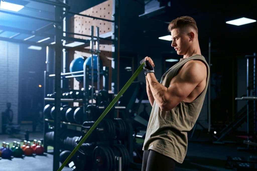 bodybuilder-training-arm-with-resistance-band