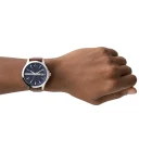 Armani Exchange Hampton AX2133 com mostrador azul, caixa prateada e bracelete em pele castanha.