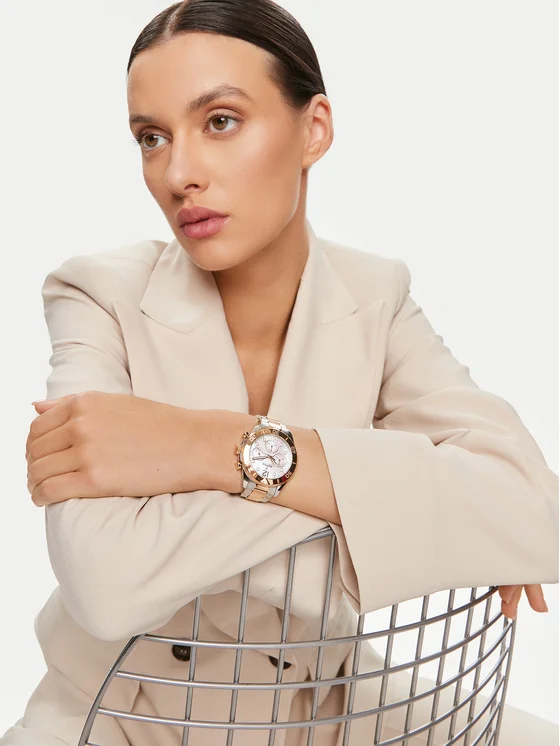 Relógio Festina Boyfriend F20605/1 para mulher com mostrador em madrepérola, cristais Swarovski, caixa de 38,1 mm e bracelete metálica.