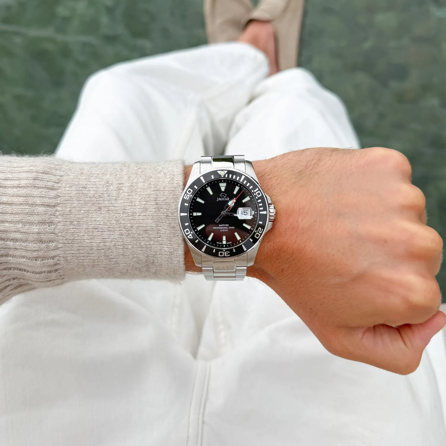 Relógio masculino JAGUAR Executive Diver J860/N com esfera preta, luneta preta e bracelete prateada em aço inoxidável