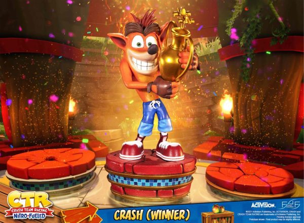 First 4 figures standard estatua 52 cm crash team racing nitro - fueled crash (winner)