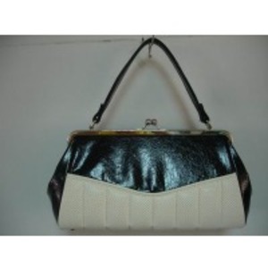 Clutch by  Max World International Trading Ltd. 