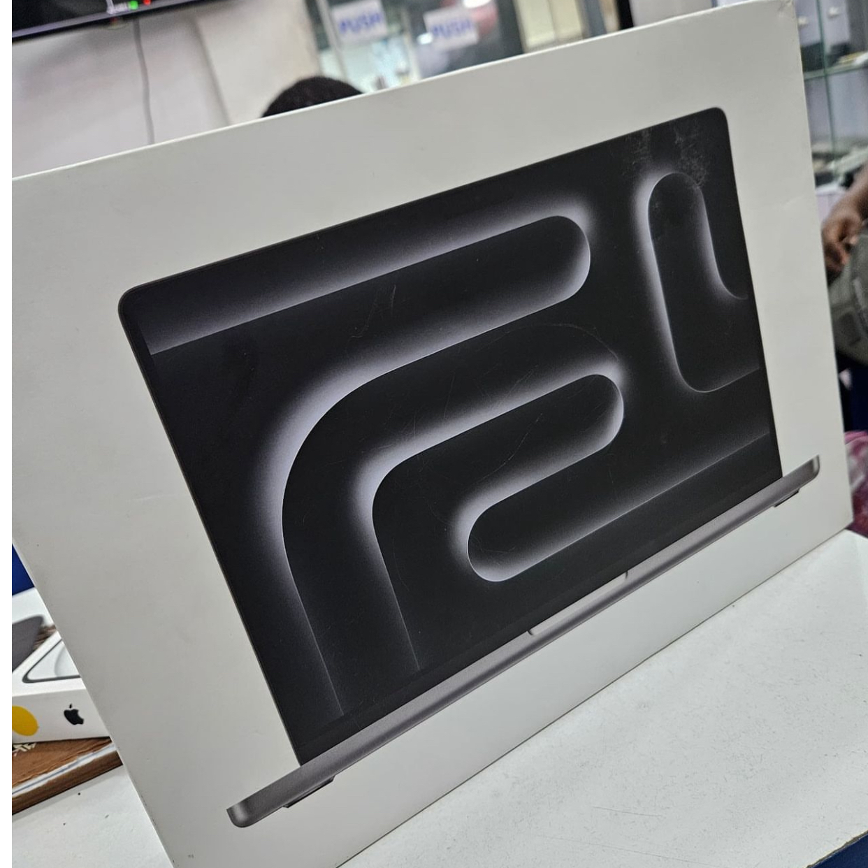 Apple MacBook Pro 14" with M5 Chip, 10-Core CPU and 10-Core GPU, Late 2025 - Space Black, Standard, 24GB Memory, 70W Adapter, 512GB SSD