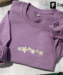 Daisies embroidered sweatshirt,embroidered Floral crewneck sweatshirt,embroidered crewneck,Best…