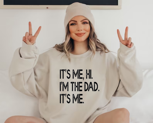 Funny Swiftie Dad Shirt, It’s me Hi I’m the Dad Shirt, Father’s Day Gift, Swiftie Dad Gift, Cool Dad T-Shirt, Dad Life Shirt, New Daddy Tee