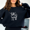 Highland Cow Sweatshirt Crewneck Western Animal Shirt Gift for Her Cowgirl Shirt Graphic Cow Shirts Cute Cows Graphic Sweatshirt Aesthetic