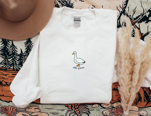 Silly Goose Sweatshirt | Goose Crewneck Sweatshirt | Unisex Sweatshirt | Silly Goose Shirt | Funny Sweatshirt | Silly Goose Jumper | UK