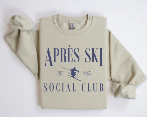 Après-Ski Social Club Crewneck Pullover Sweatshirt | Bachelor, Bachelorette Outfit | Skiing Skier Sweater | Vintage, Retro Style | Oversized