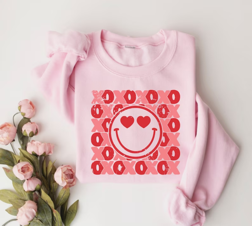 XOXO Smiley Face Valentine Sweatshirt, Cute Valentines Sweatshirt, Pink Smiley Face Love Sweatshirt, Valentine’s Day Shirt, XOXO Sweater