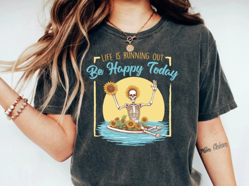 life is running out, be happy today / T-shirt for daily use / t-shirt for a gift / T-shirt for her