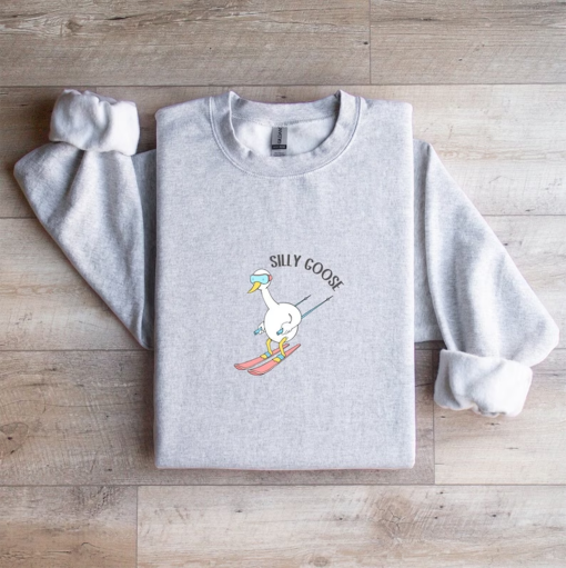 Ski Silly Goose Sweatshirt, Ski Sweatshirt Women, Retro Ski Sweater, Apres Ski Sweatshirt, Ski Crewneck Women, Funny Skiing Sweater