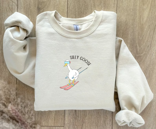 Ski Silly Goose Sweatshirt, Ski Sweatshirt Women, Retro Ski Sweater, Apres Ski Sweatshirt, Ski Crewneck Women, Funny Skiing Sweater