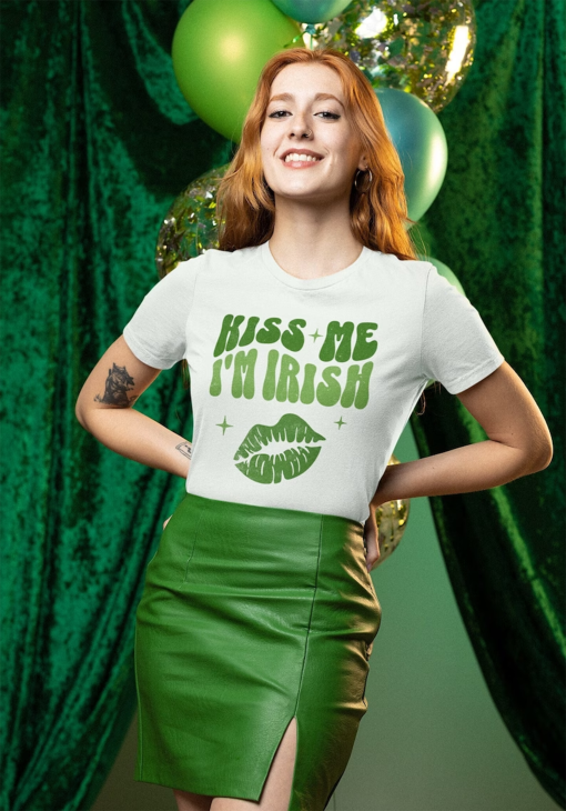 Kiss Me I’m Irish Shirt, Funny Irish Humor T-Shirt for Single, Irish St Patrick Tee, Fun Gift for Couples St Patrick Day, Irish Party Shirt