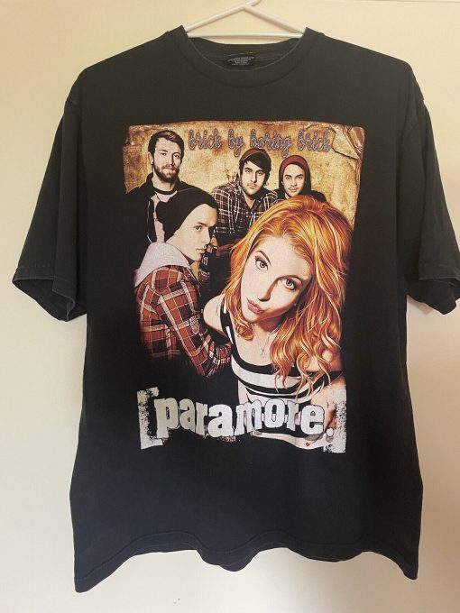 Vintage 00s Paramore American Pop Punk Rock Band T Shirt / Emo Alternative Punk / Y2K Vintage Band T Shirt