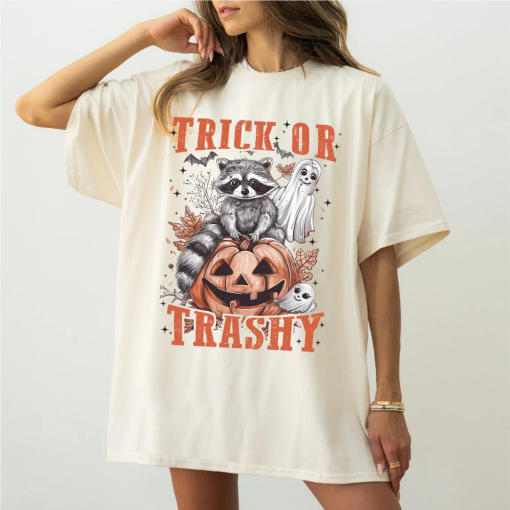 Trick or Trashy Raccoon Halloween Shirt – Retro Raccoon Tee, Cute Raccoon Shirt, Trendy Halloween Top, Women’s Pumpkin Gift, Girly Halloween