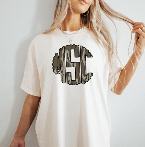 Scalloped Monogram Camo Shirt, Bottomland Camo T-Shirt, Girly Camo Monogram, Comfort Colors 1717 Tee, Girls Who Hunt Tee