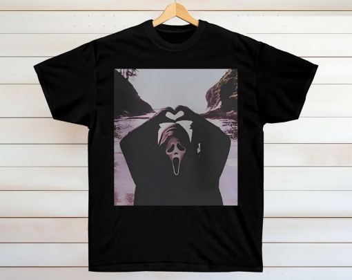 Screaming Ghostface Heart Hands Comfort Tshirt, Halloween Scary Movie T-Shirt, Ghostface Shirt Birthday Gift Vintage Horror Comfort Tshirt.