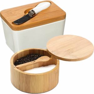 SET DE MANTEQUERA CON TAPA Y CUCHILLO + RECIPIENTE CON SEPARADOR PARA LA SAL Y PIMIENTA CON CUCHARA HECHO EN CERÁMICA Y BAMBÚ.
