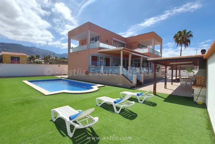 villa for sale in playa paraiso