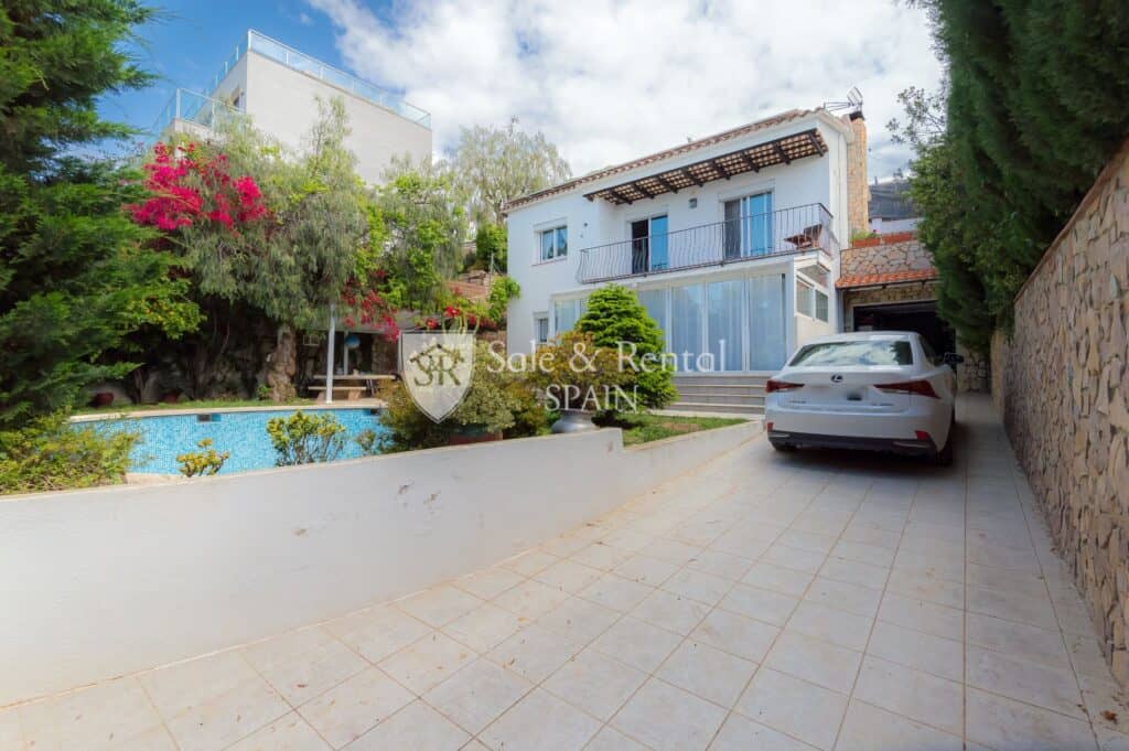 villa for sale in lloret de mar