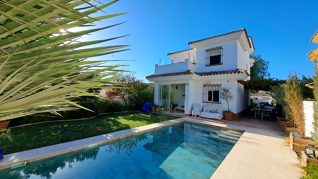 villa for sale in chiclana de la frontera