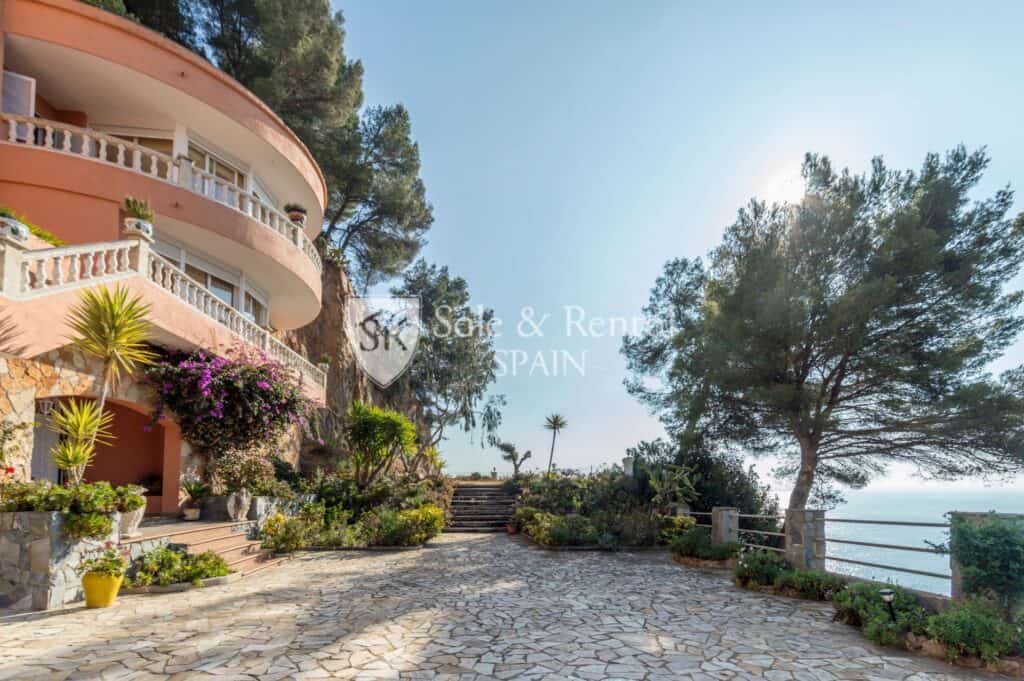 villa for sale in lloret de mar