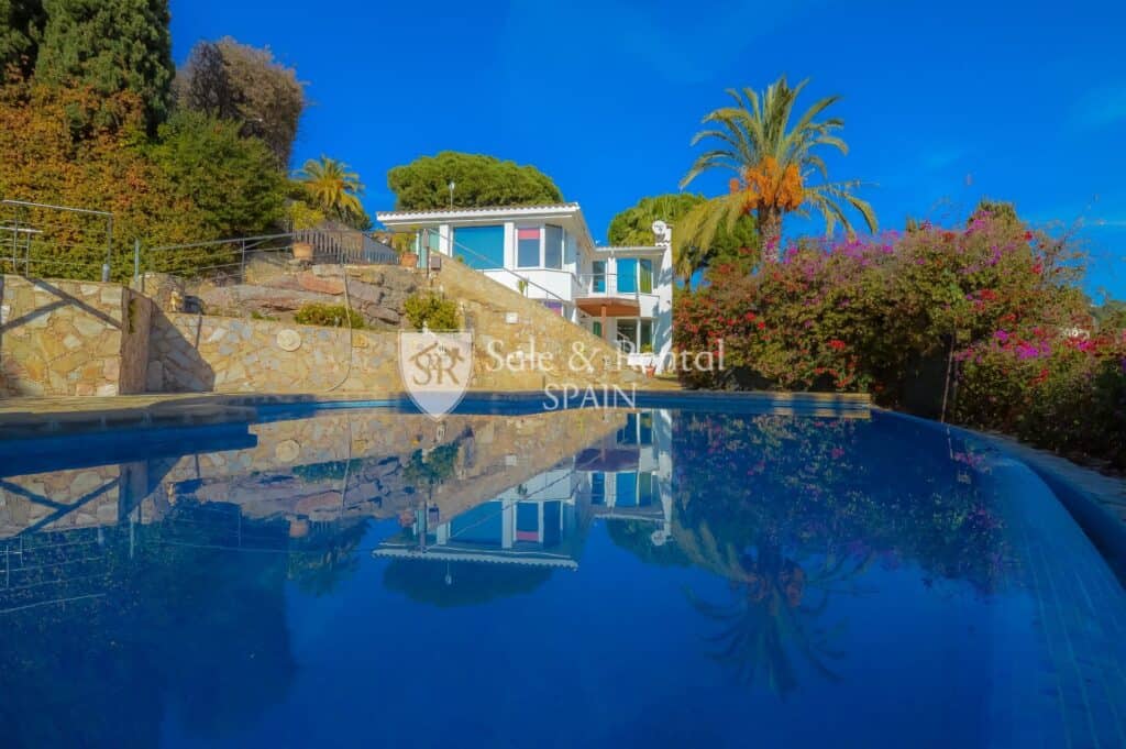 villa for sale in lloret de mar