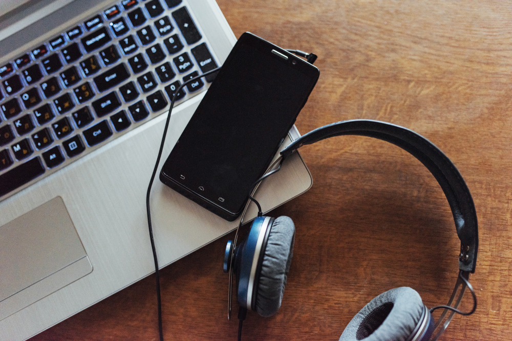 laptop-headset-phone-table