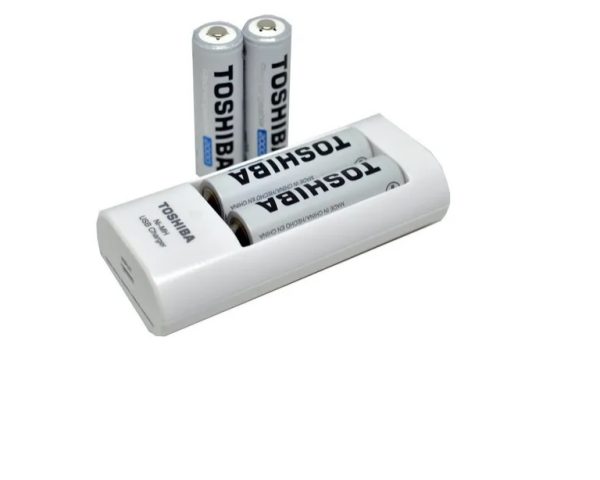 CARGADOR DE PILAS RECARGABLE TOSHIBA - USB - 4 PILAS 2000MAH AA INCLUIDAS