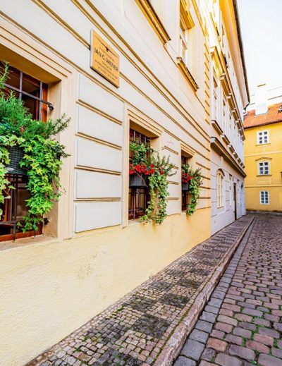 Follow this detailed Prague photo walk itinerary from Prague Castle to Letná Park. Capture iconic views, Lesser Town gems, and the famous bridge panorama at sunset!