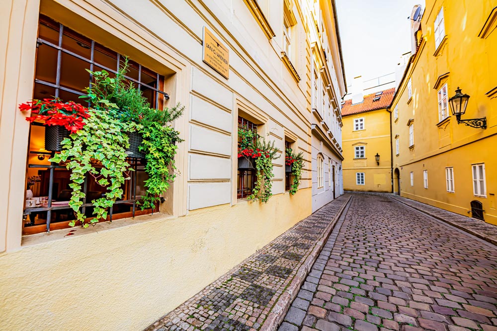 Follow this detailed Prague photo walk itinerary from Prague Castle to Letná Park. Capture iconic views, Lesser Town gems, and the famous bridge panorama at sunset!