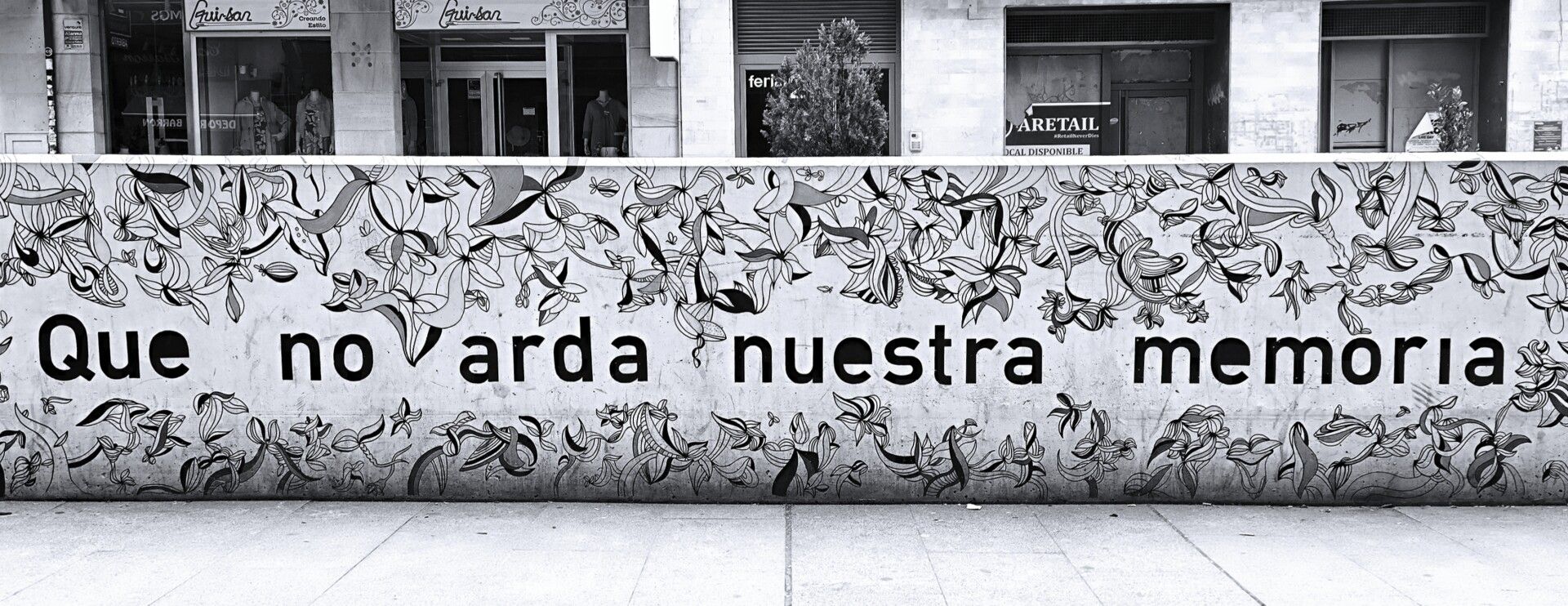 Mural sobre una pared en Soria. Puede leerse el texto "Que no arda nuestra memoria"