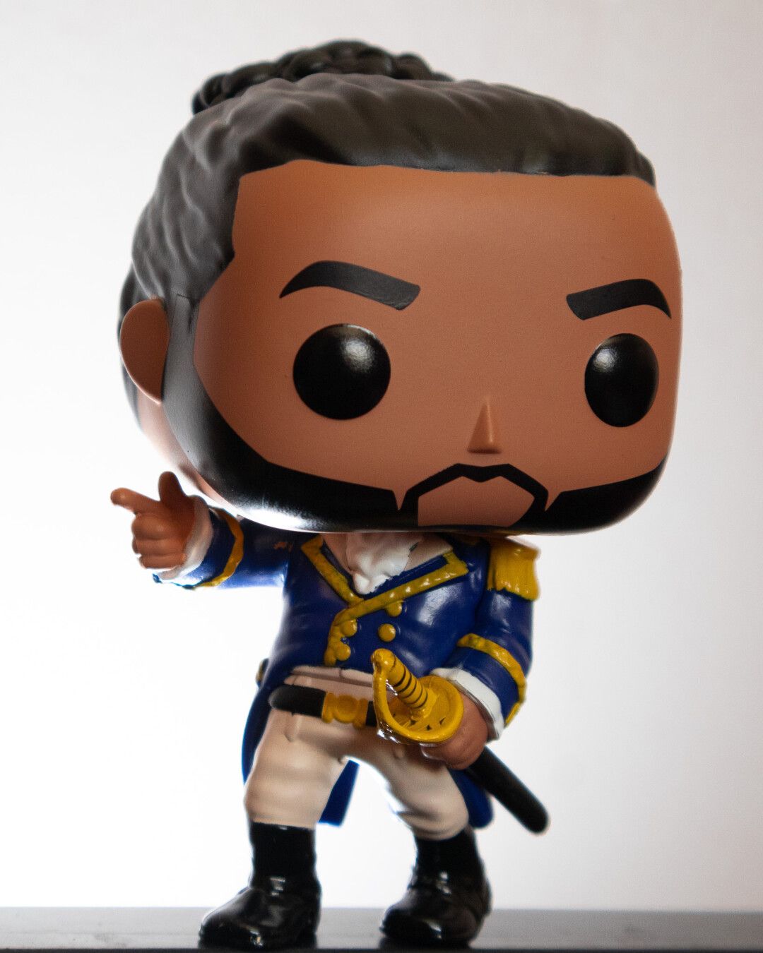 Una figura funko de Lafayette del musical de Hamilton.