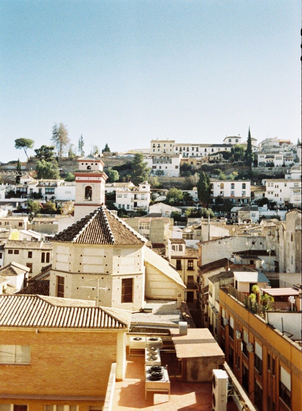 Fotografía analógica donde se ve la zona del Albaicyn en Granada.