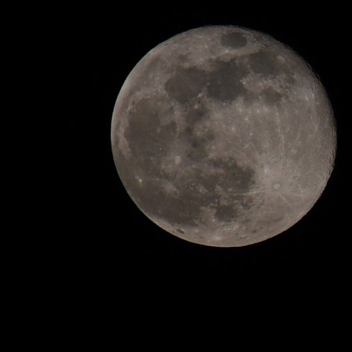 Luna llena sobre fondo negro.