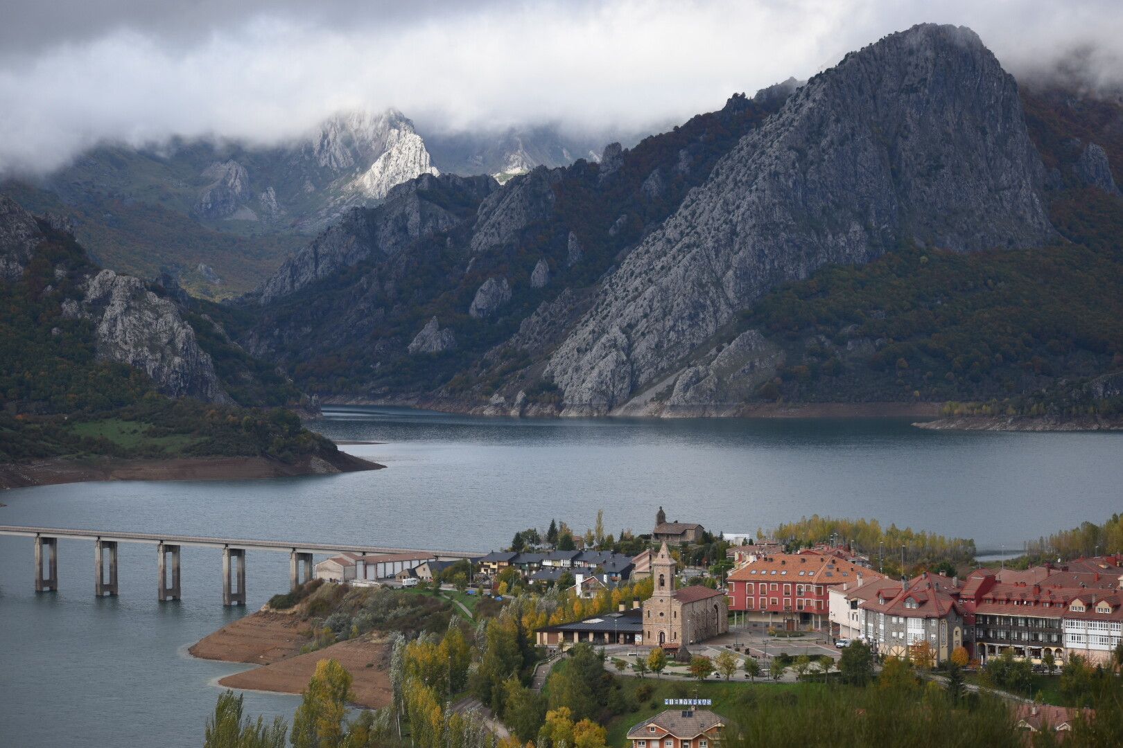 Pueblo y montañas de Riaño, en León, España.