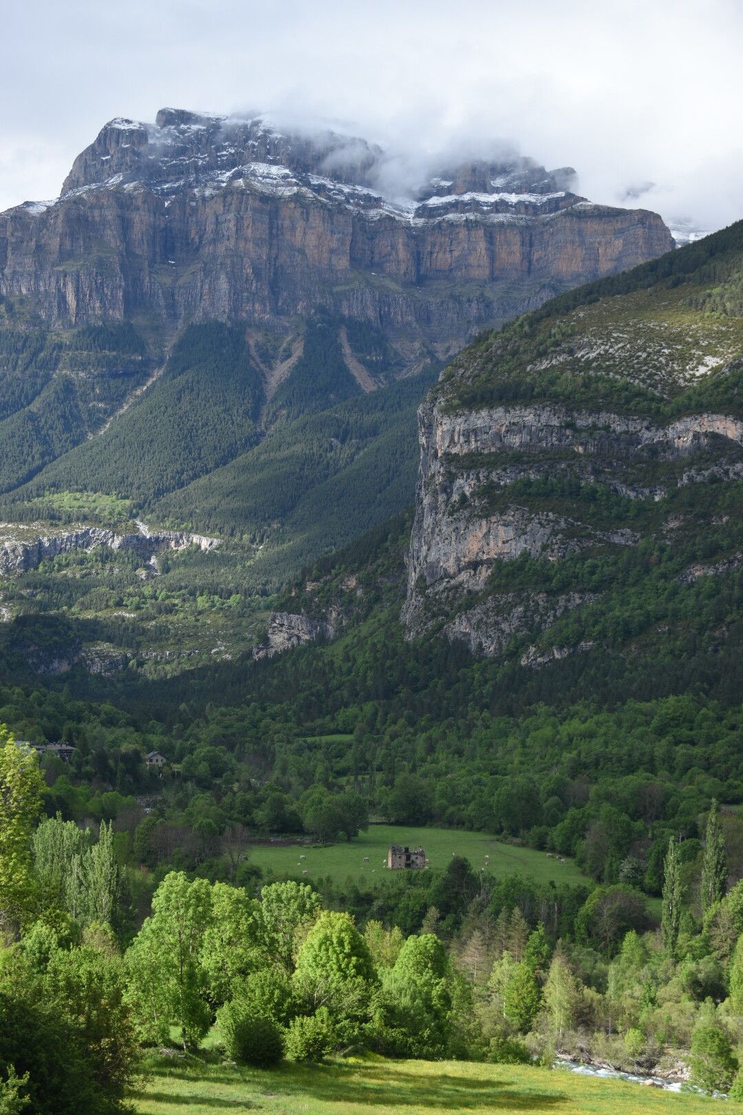 Paisaje montañoso en el parque nacional de Ordesa