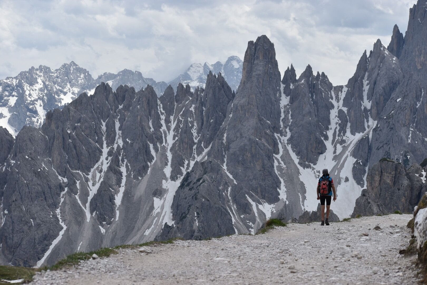 Montañero caminando por un sendero. El sendero lleva al refugio de Lavaredo, y a sus conocidas tres cimas, en los Alpes Dolomitas, Italia.