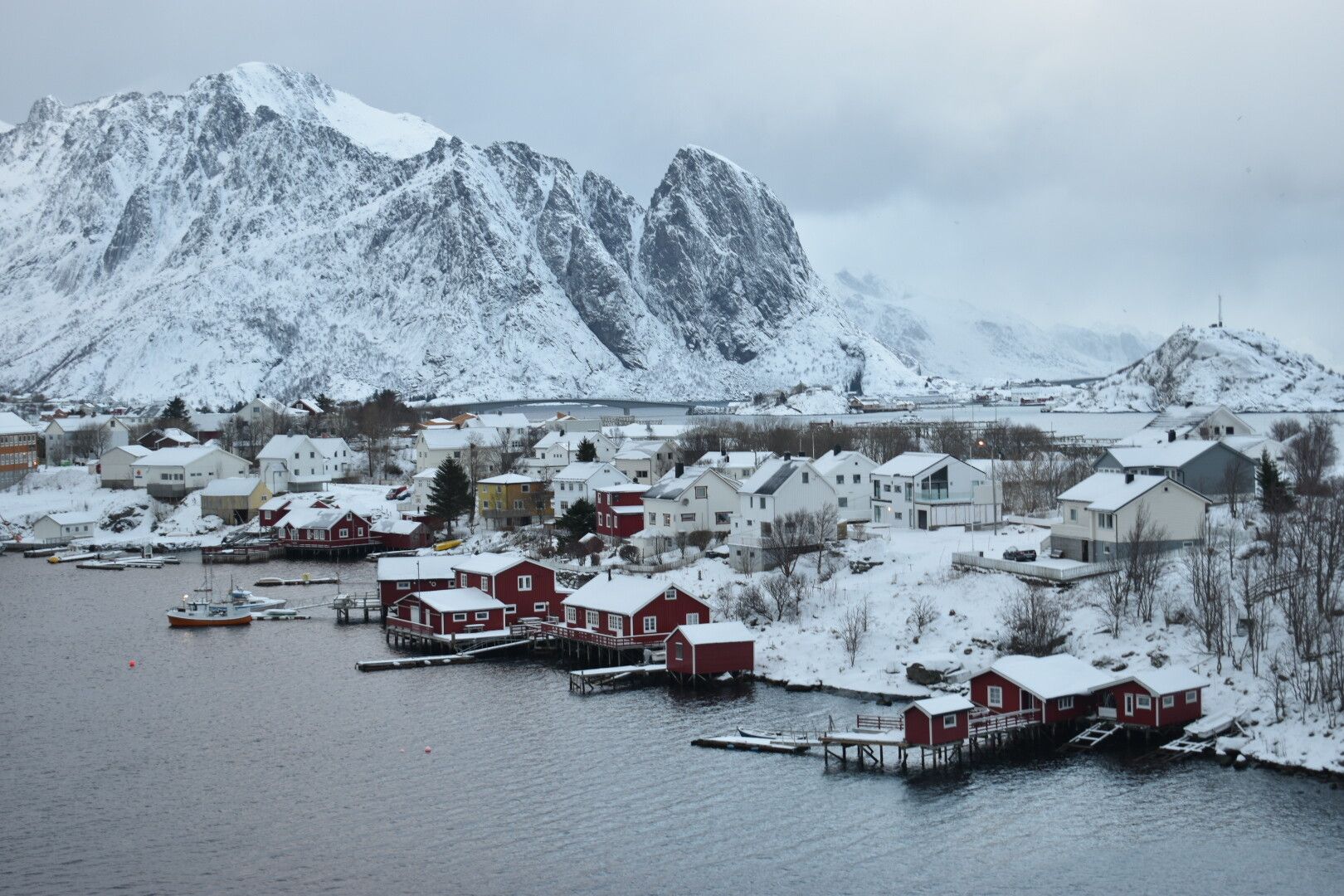 Pueblo rodeado de montañas y nevado en las islas Lofoten, Noruega.