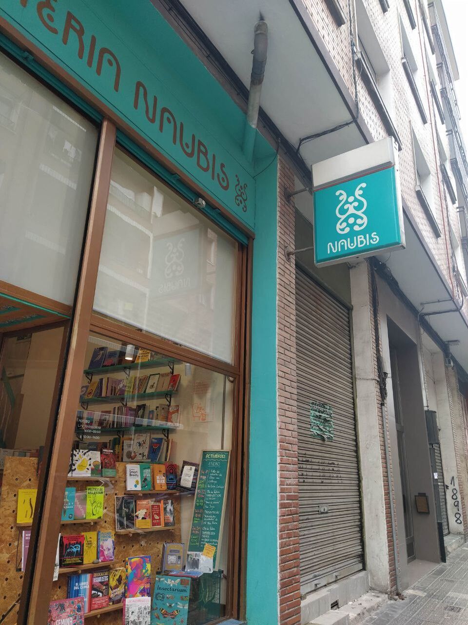 Fotografía de parte de nuestro escaparate. Aparece un cartel en banderola a 5 metros de altura con nuestro logotipo