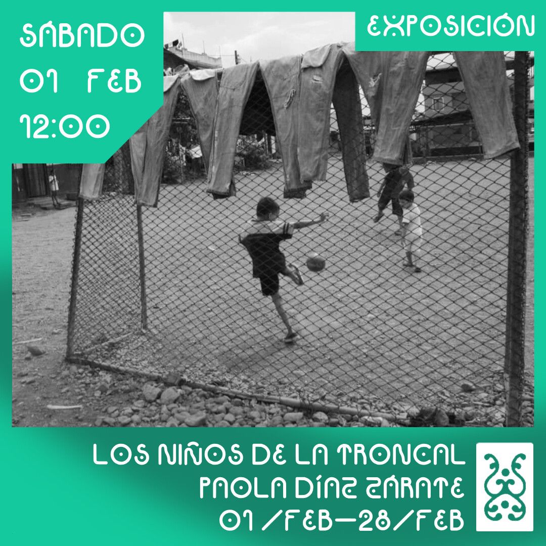 Imagen de una fotografía en blanco y negro de niños jugando al fútbol. El marco de la imagen va a color, con datos del evento:
Exposición 