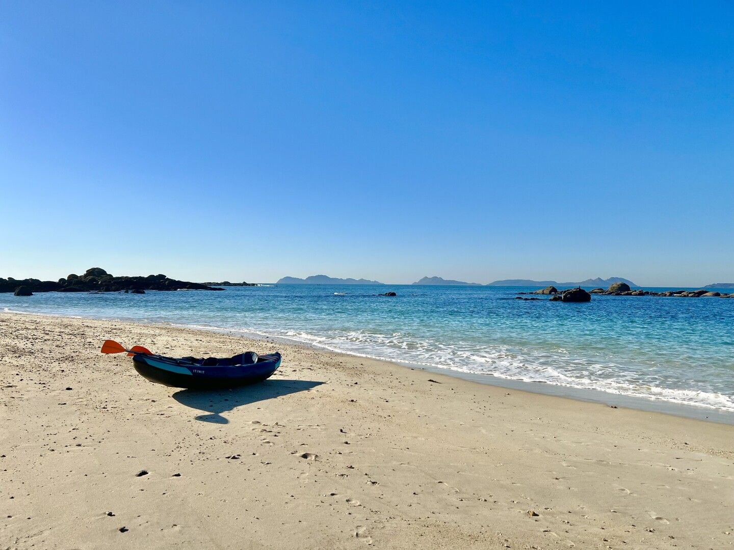 Nuestro nuevo kayak hinchable con la ría de Vigo de fondo.