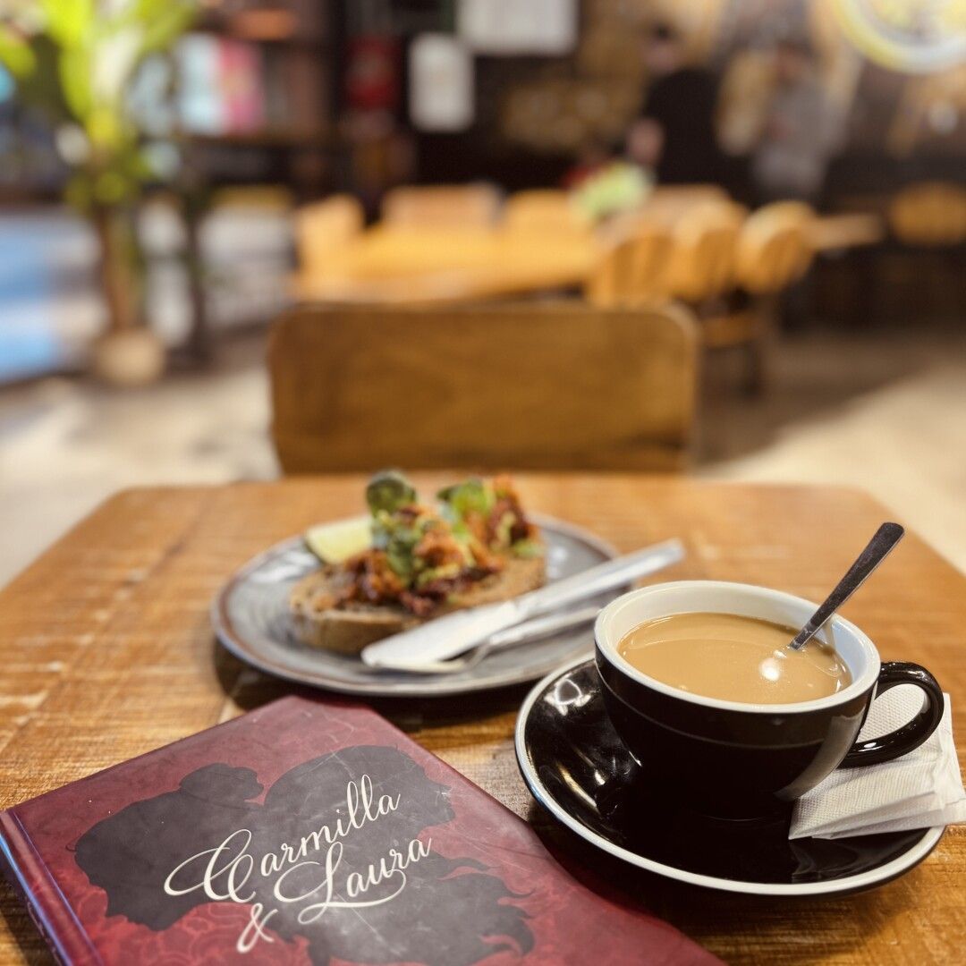 Hoy repito la tostada de aguacate, pesto rojo y tomate seco. Y el café y el libro, pero lo importante es la tostada.