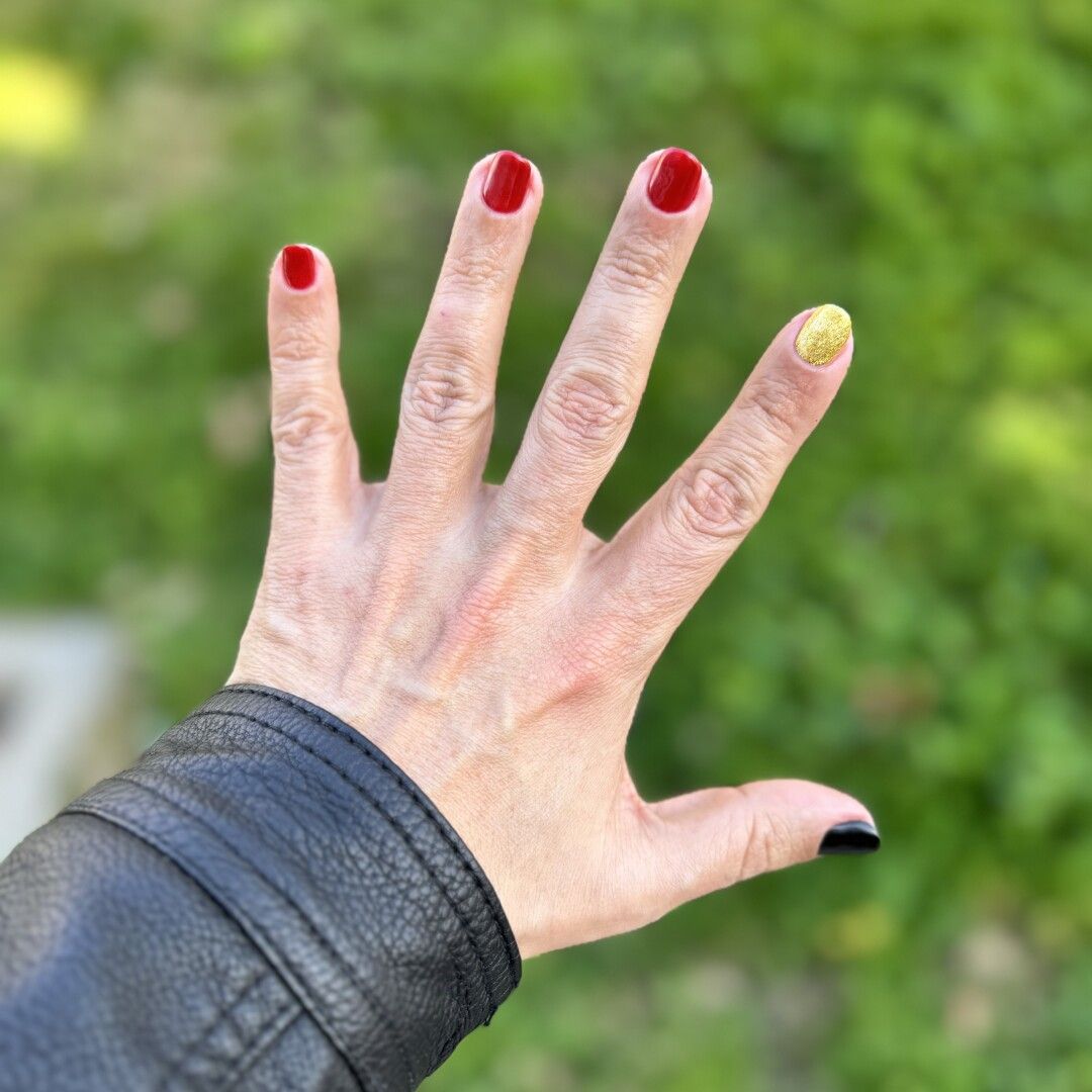 Mano izquierda, de meñique a pulgar: rojo, rojo, rojo, dorado y negro!