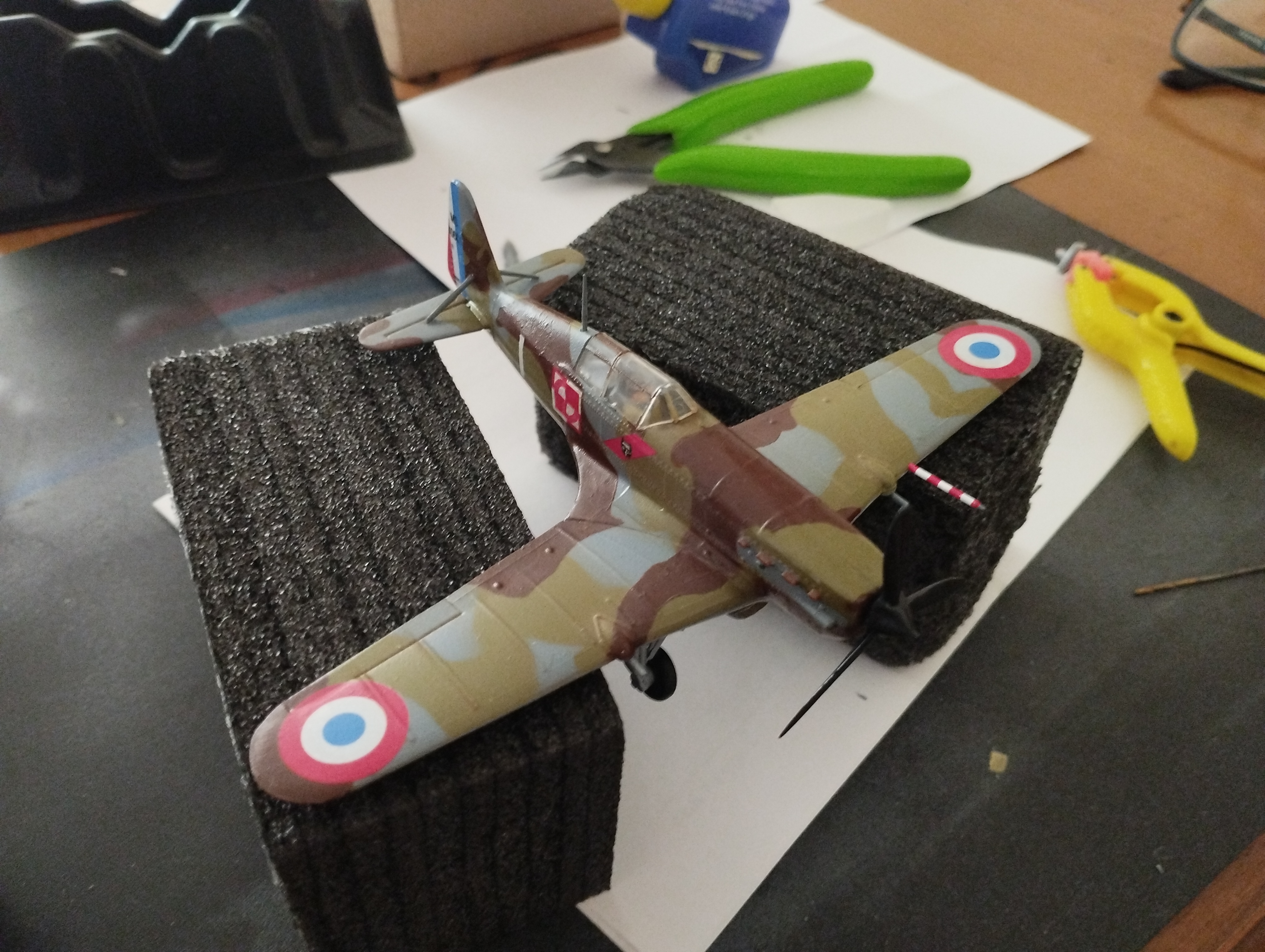 Maqueta de un MS406 casi terminada apoyada sobre dos bloques de espuma de embalar.