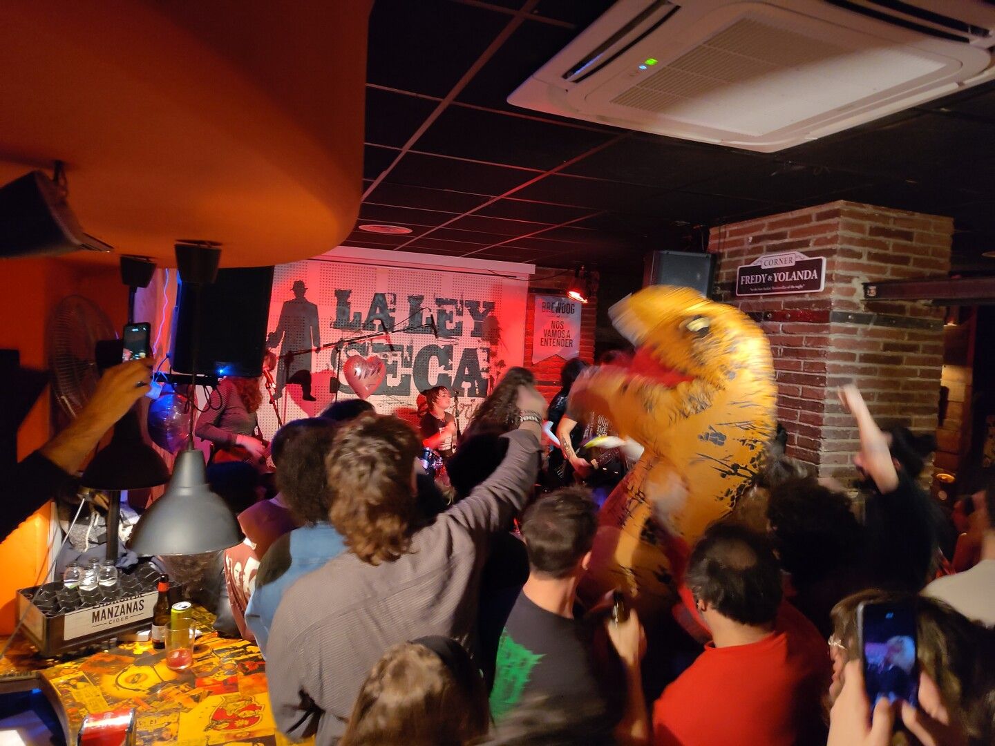 Concierto de Shivers en La Ley Seca de Zaragoza. Se ve pintado un mural donde se lee 