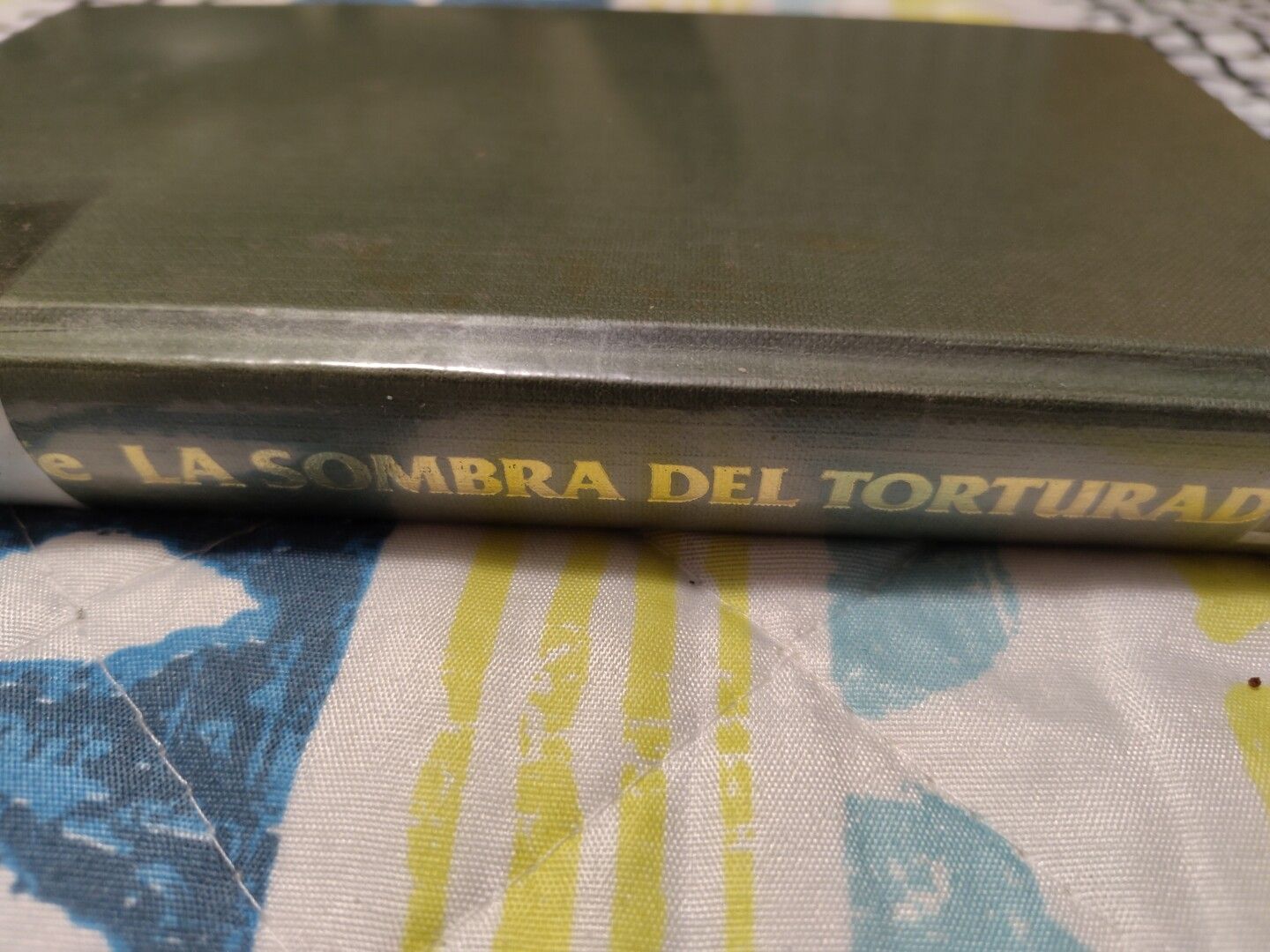 El lateral de un libro verde donde se lee 