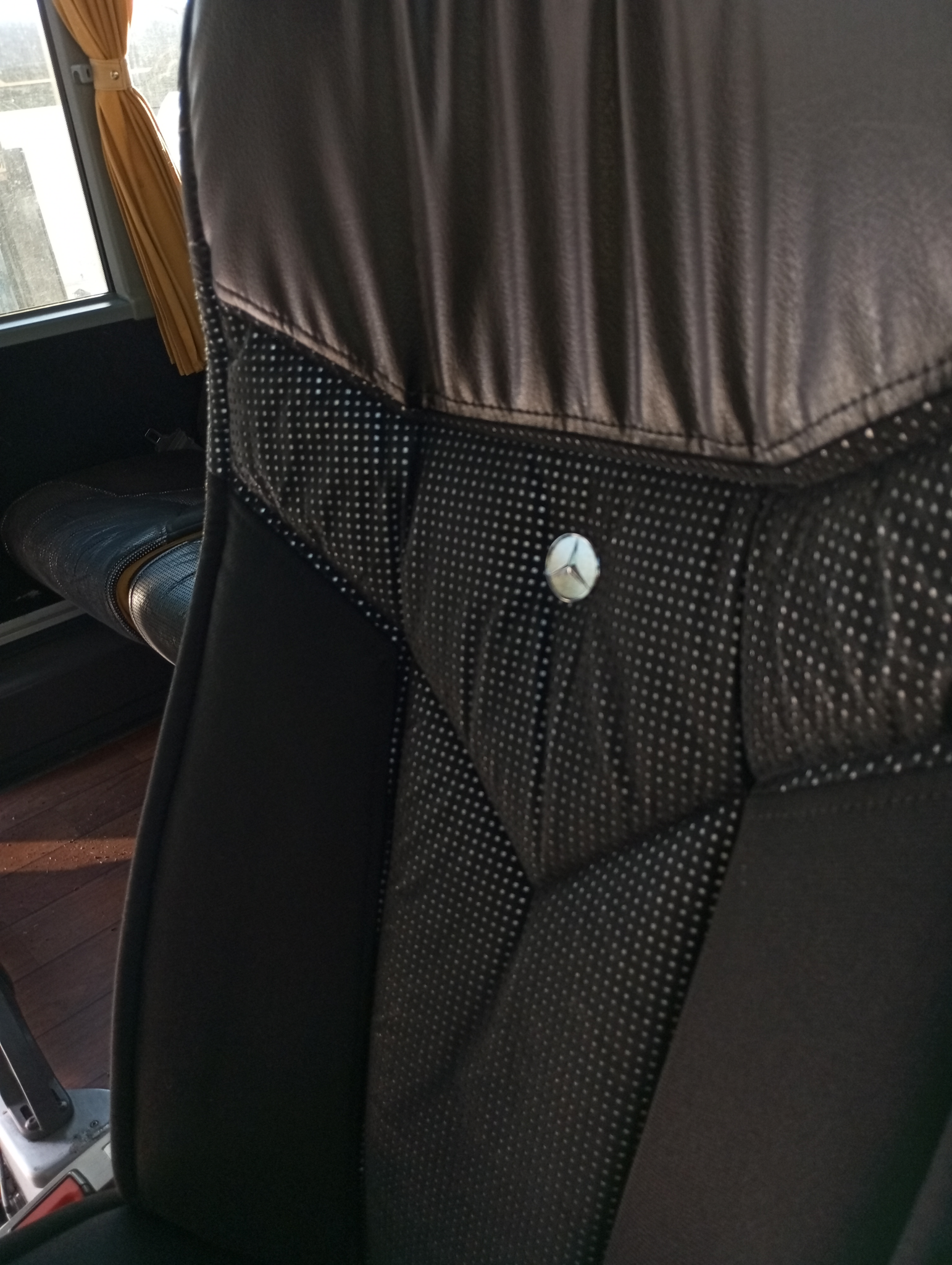 Asiento del bus del pueblo, acolchado y con la insignia de Mercedes